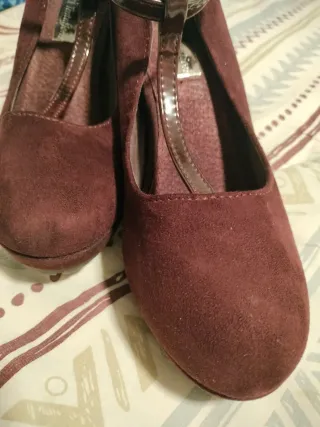 Zapatos de tacón granate para fiesta