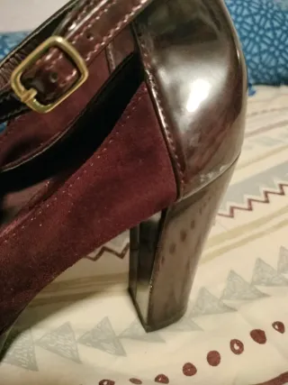 Zapatos de tacón granate para fiesta