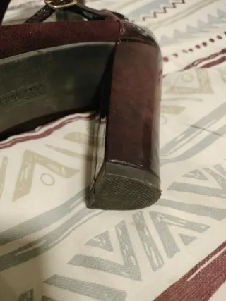 Zapatos de tacón granate para fiesta