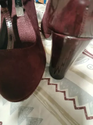 Zapatos de tacón granate para fiesta