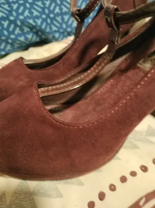 Zapatos de tacón granate para fiesta