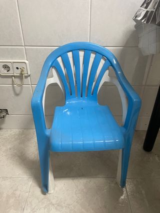 2 Sillas de plástico infantiles azules