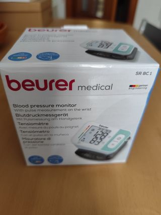 Tensiómetro con el pulso en la muñeca