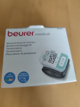 Tensiómetro con el pulso en la muñeca