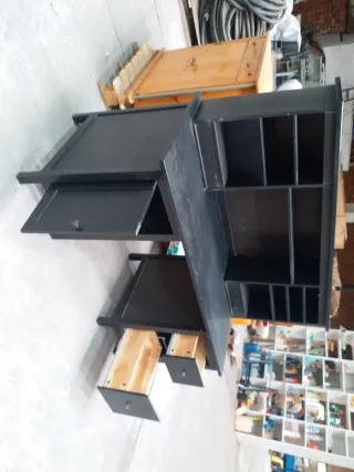 Escritorio de madera negro