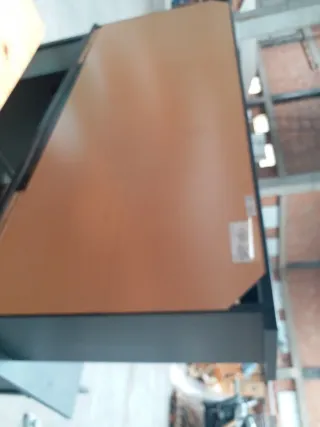 Escritorio de madera negro