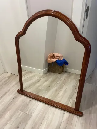 Espejo de madera con marco curvo