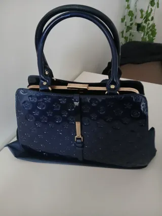 Bolso azul charol con estampado