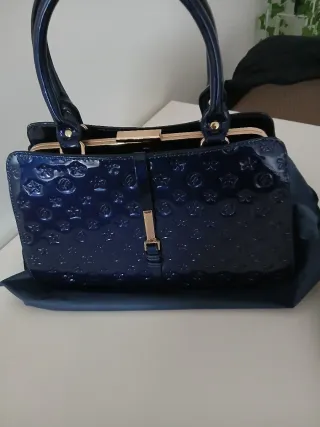 Bolso azul charol con estampado