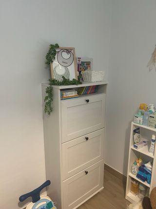 Mueble zapatero blanco envejecido.