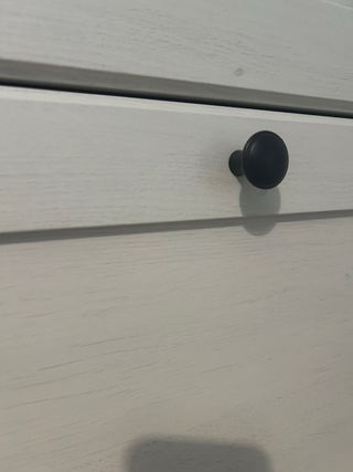 Mueble zapatero blanco envejecido.