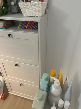 Mueble zapatero blanco envejecido.