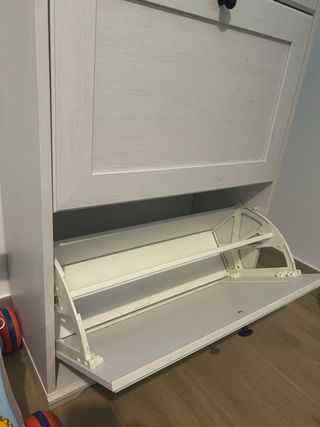 Mueble zapatero blanco envejecido.