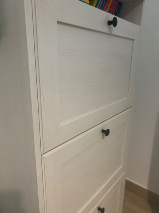 Mueble zapatero blanco envejecido.
