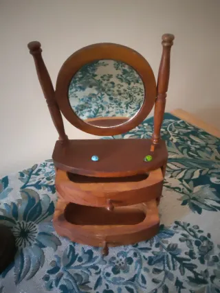 Joyero de madera con espejo y otro para colgantes