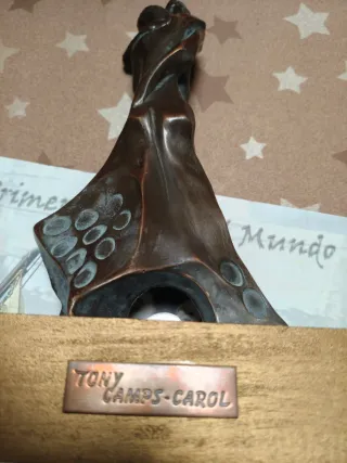 Figura pareja abrazada bronce