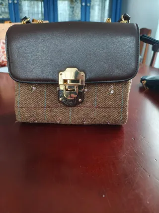 Bolso pequeño de hombro marrón y dorado