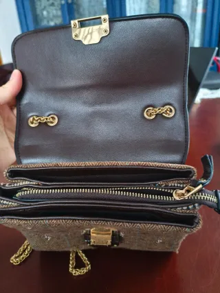 Bolso pequeño de hombro marrón y dorado