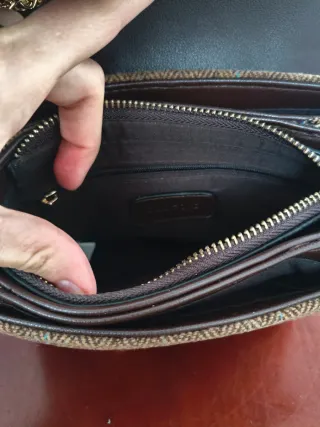 Bolso pequeño de hombro marrón y dorado