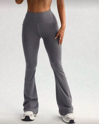 Leggings deportivos grises acampanados