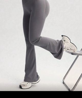 Leggings deportivos grises acampanados