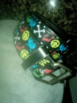 Cinturón cuero negro calaveras retro videojuegos