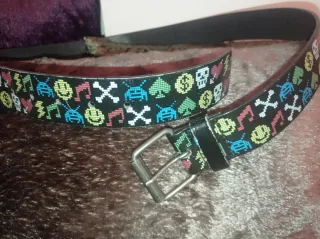 Cinturón cuero negro calaveras retro videojuegos