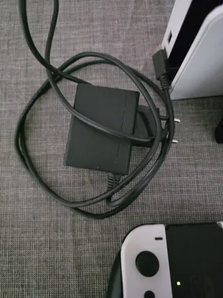 Nintendo Switch OLED Blanca y Negra .