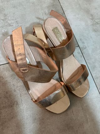 Sandalias doradas rosadas