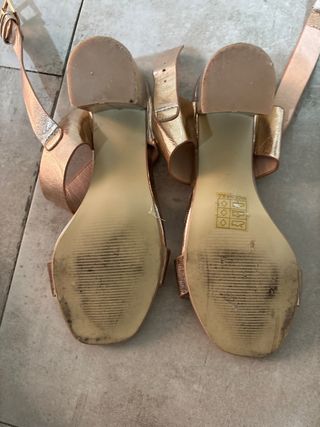 Sandalias doradas rosadas