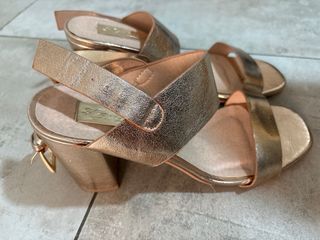 Sandalias doradas rosadas