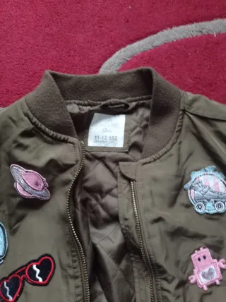 Chaqueta bomber con parches