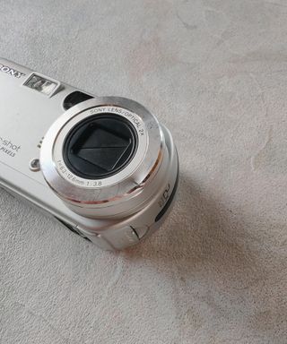 Sony Cyber-shot DSC-P52 2003 Cámara Digital