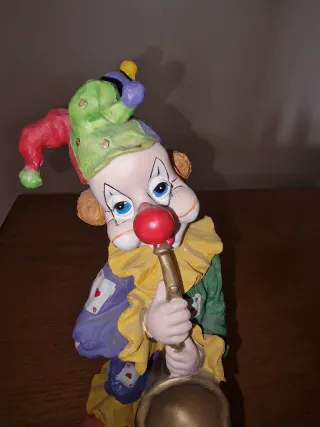 Figura payaso tocando trompeta