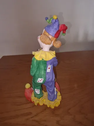 Figura payaso tocando trompeta