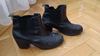 Botas de cuero negras con tacón medio ancho