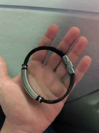 Pulsera cuero negra y plateada calavera