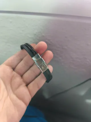 Pulsera cuero negra y plateada calavera