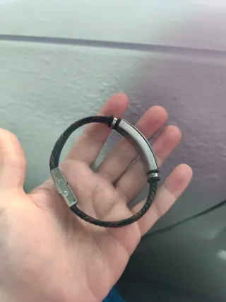 Pulsera cuero negra y plateada calavera