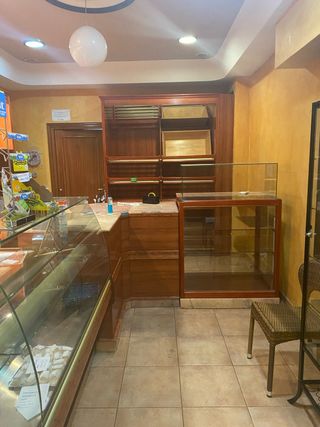 Mobiliario Tienda Madera y vitrinas expositoras.