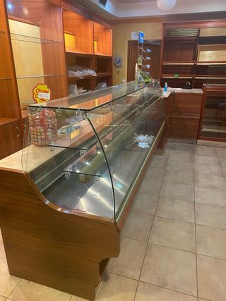 Mobiliario Tienda Madera y vitrinas expositoras.