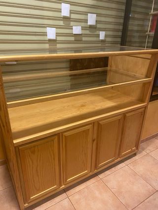 Mobiliario Tienda Madera y vitrinas expositoras.