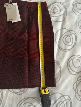 Falda Stradivarius a cuadros roja y negra.