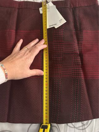 Falda Stradivarius a cuadros roja y negra.