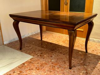 Mesa de comedor extensible.