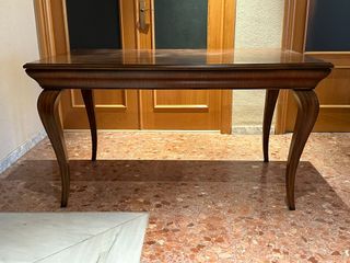 Mesa de comedor extensible.