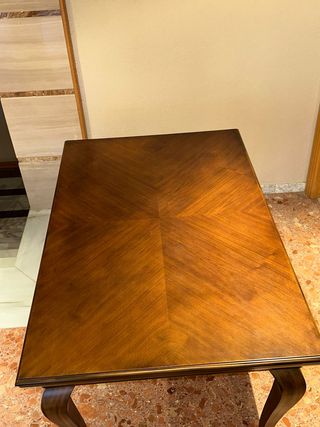 Mesa de comedor extensible.