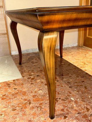 Mesa de comedor extensible.