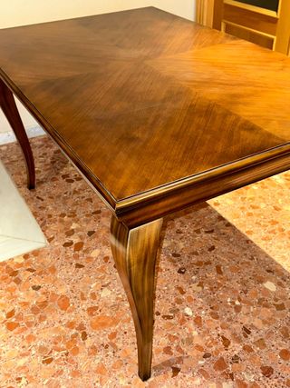 Mesa de comedor extensible.