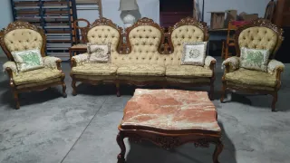 Conjunto de Sofá y Sillones Isabelinos.
